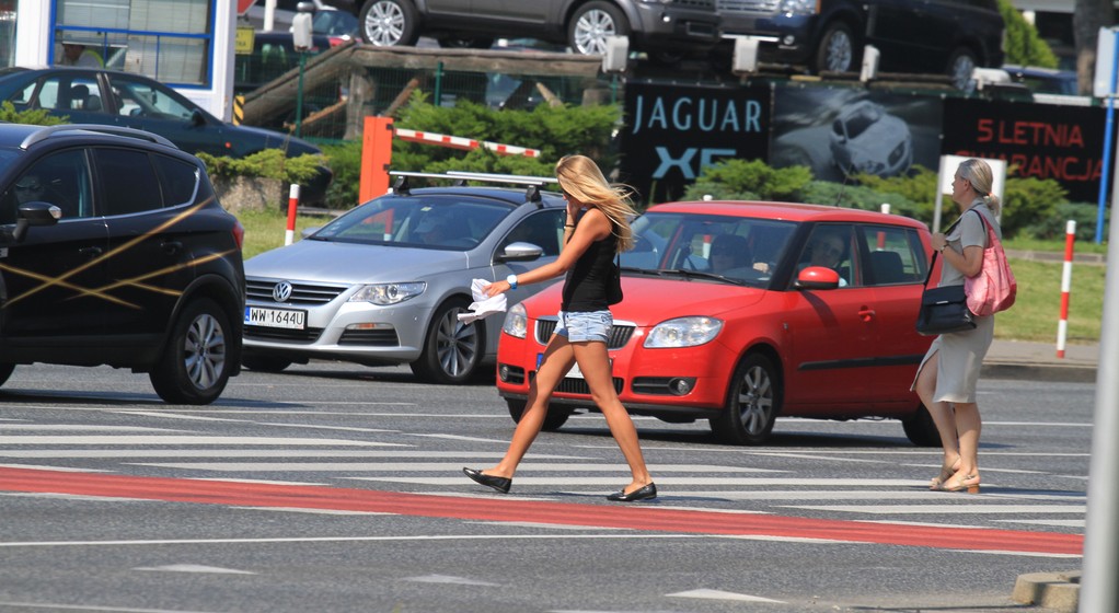 PIeszy z pierwszeństwem... jeszcze przed wejściem na pasy. Ma być jak w Europie, ale czy się sprawdzi w Polsce?