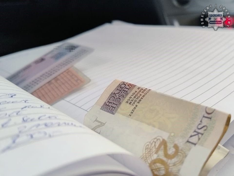 Sprawca wykroczenia drogowego próbował przekupić policjantów