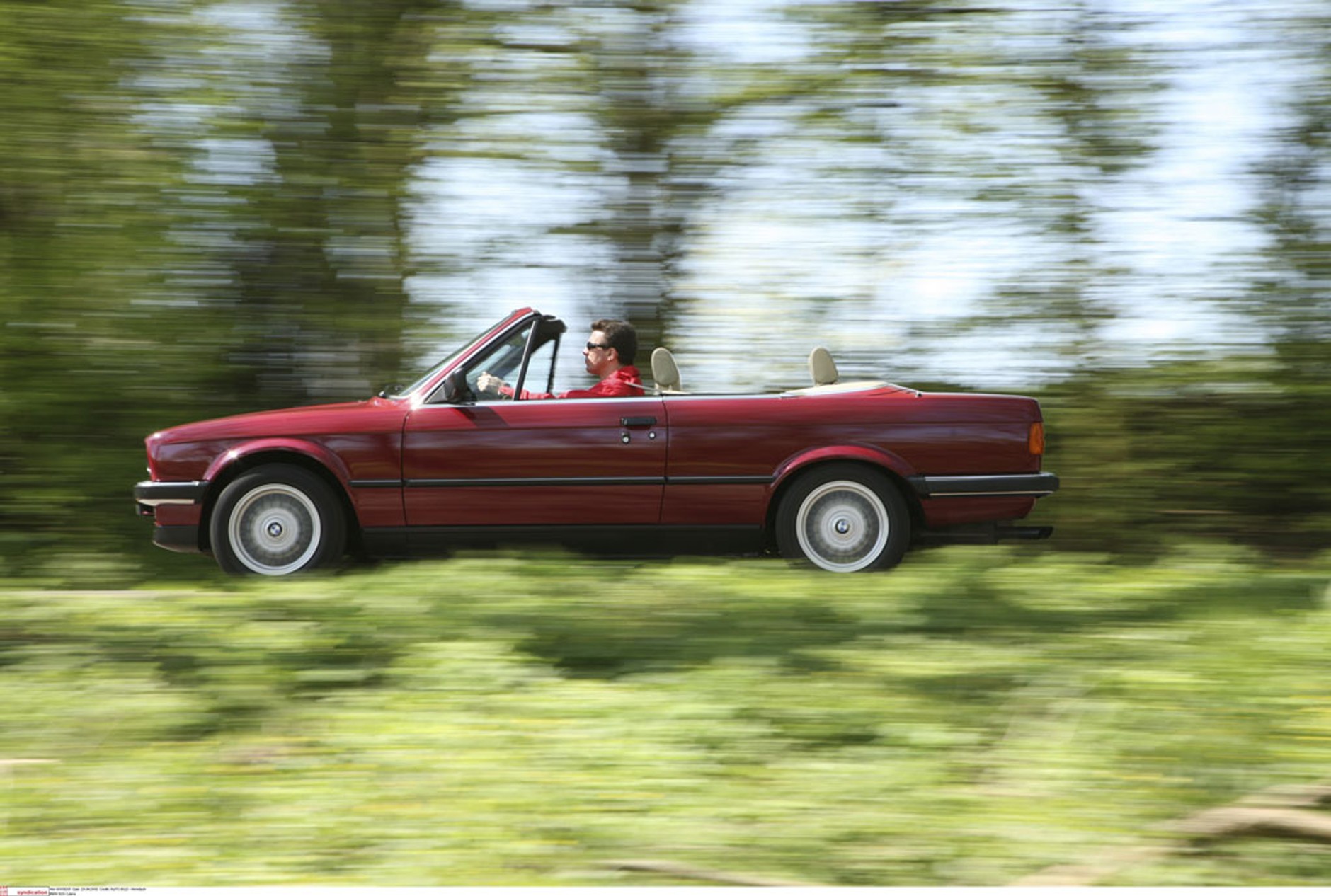 BMW E30 Cabrio - Czas na rekreację w klasycznym stylu