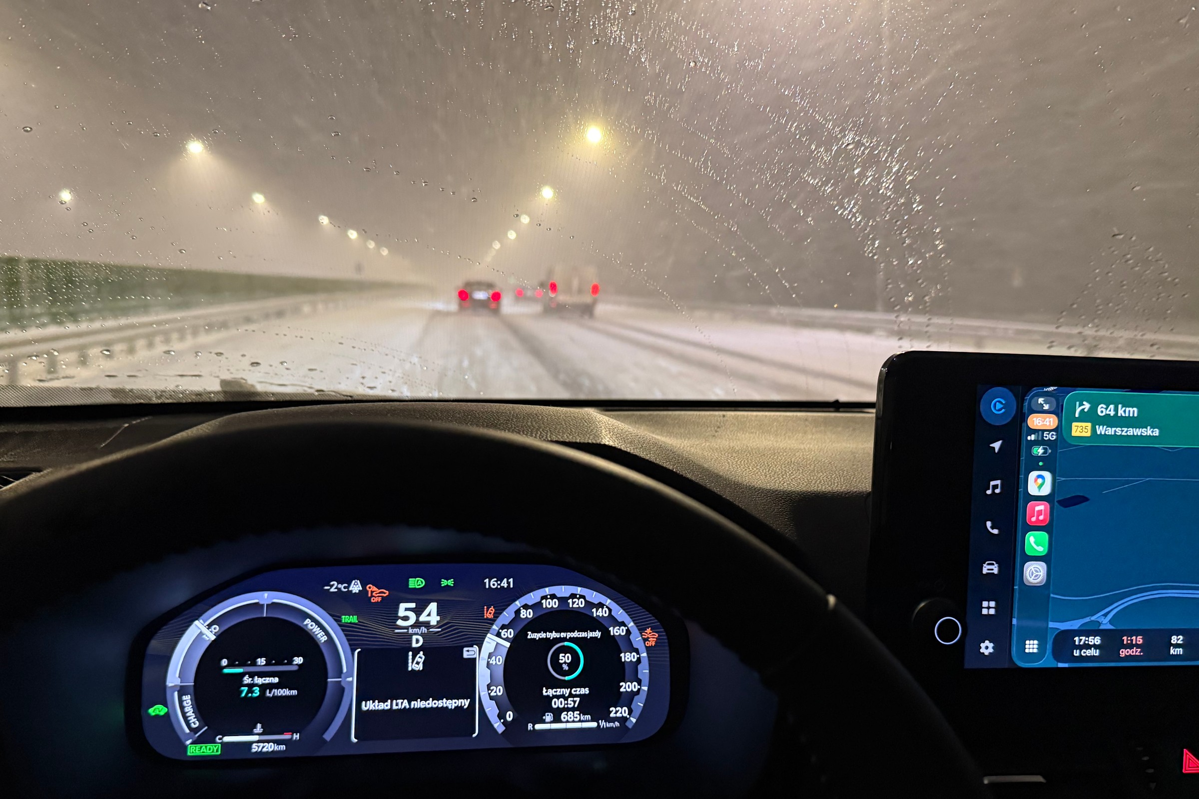 Trochę śniegu, a na wyświetlaczu auta galeria kontrolek ostrzegających o usterkach. Tak ma być?