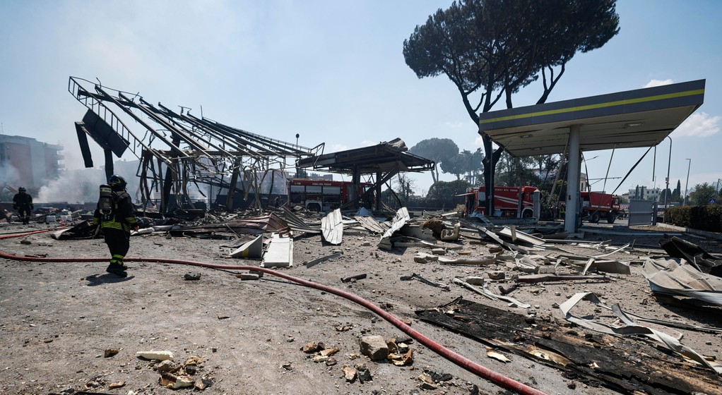 Zniszczona stacja paliw w Rzymie