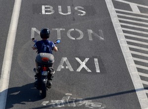 Czy kierowcy elektryków wciąż mogą jeździć buspasem? Zbliża się koniec przywileju