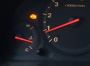 Kontrolka check engine. Co dokładnie znaczy i co należy zrobić, gdy się świeci?
