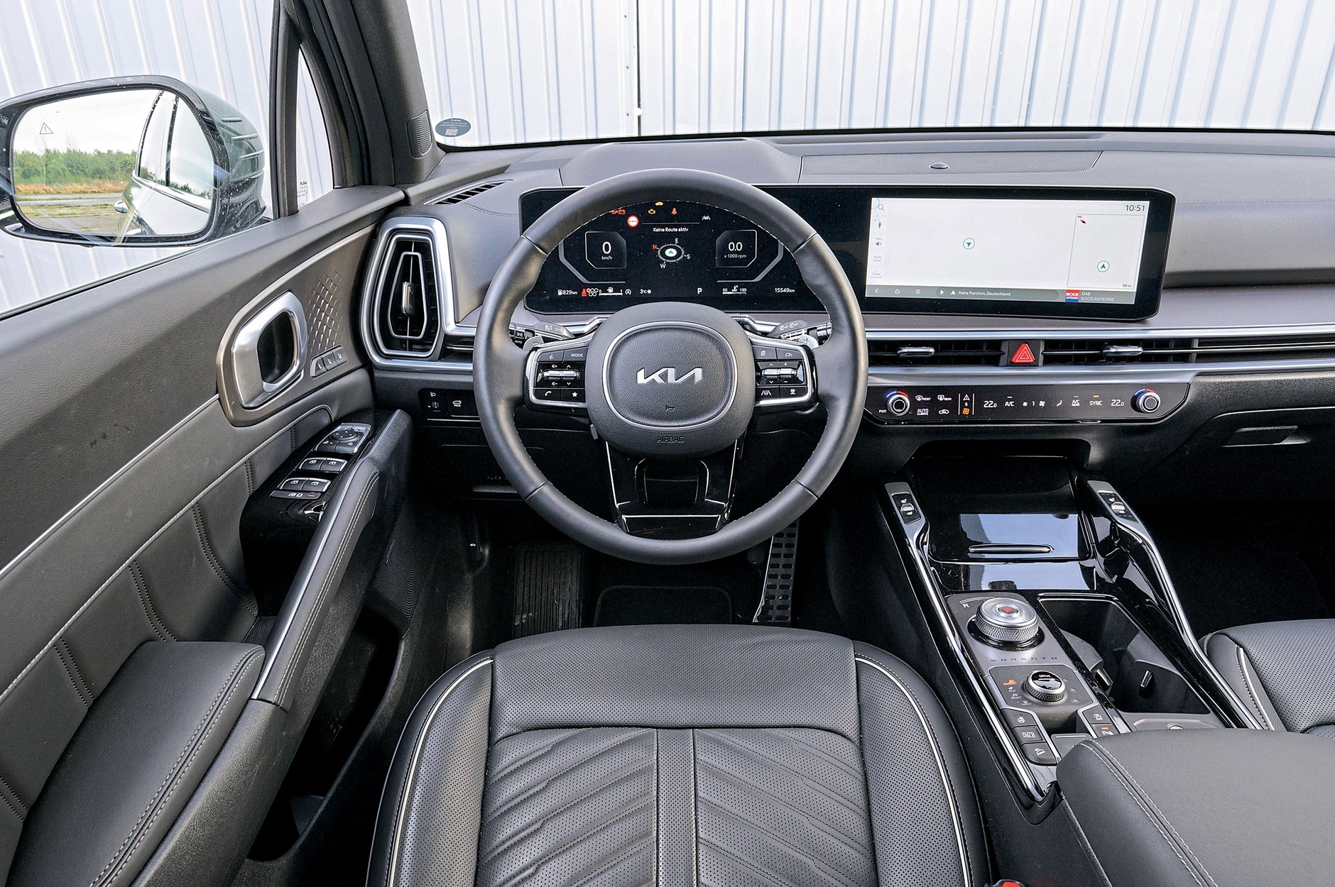 Kia Sorento wyposażona jest we wszystko, w co można wyposażyć Mercedesa. We wnętrzu czuć 20 cm różnicy w długości