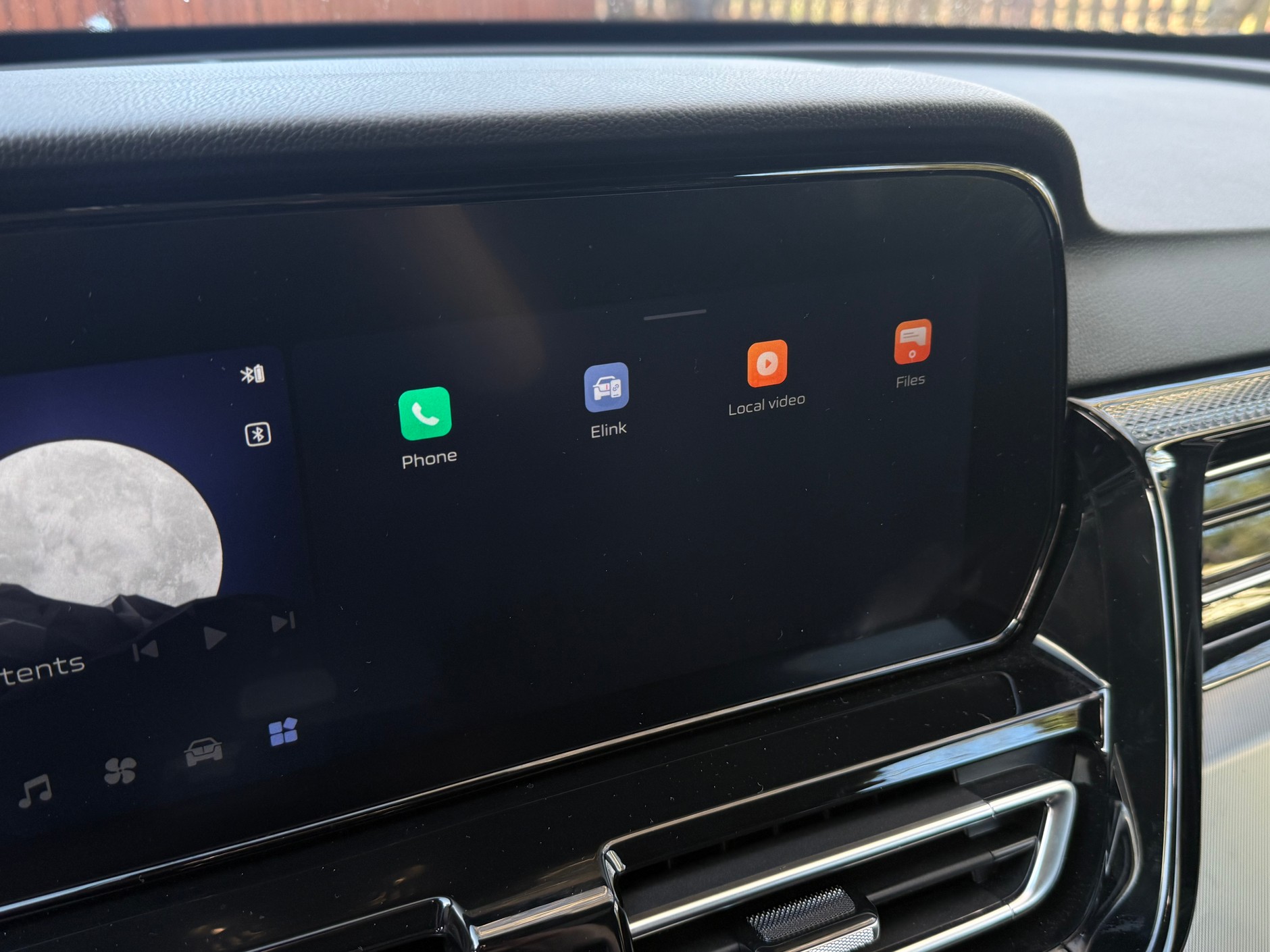 Nowe Hongqi HS5 ma przestarzałe multimedia, nie ma opcji nowoczesnej integracji z telefonem