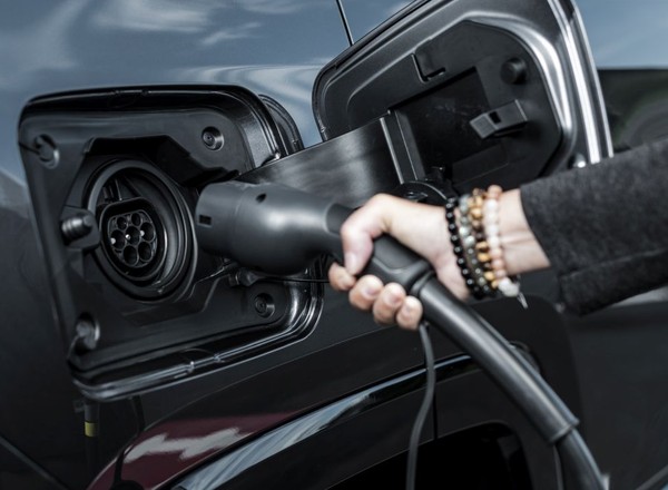 Toyota zapowiada nowe hybrydy plug-in. Swoim zasięgiem zawstydzą starsze elektryki