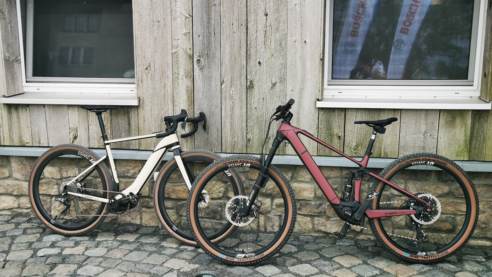 Po lewej: rower szutrowy (gravel), po prawej – szlakowy rower MTB