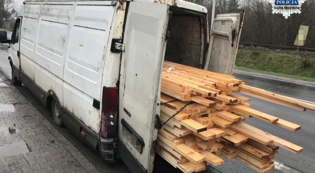 Jechał autem w fatalnym stanie i zlekceważył polecenie policji. Dostał mandaty na ponad 2 tys. zł