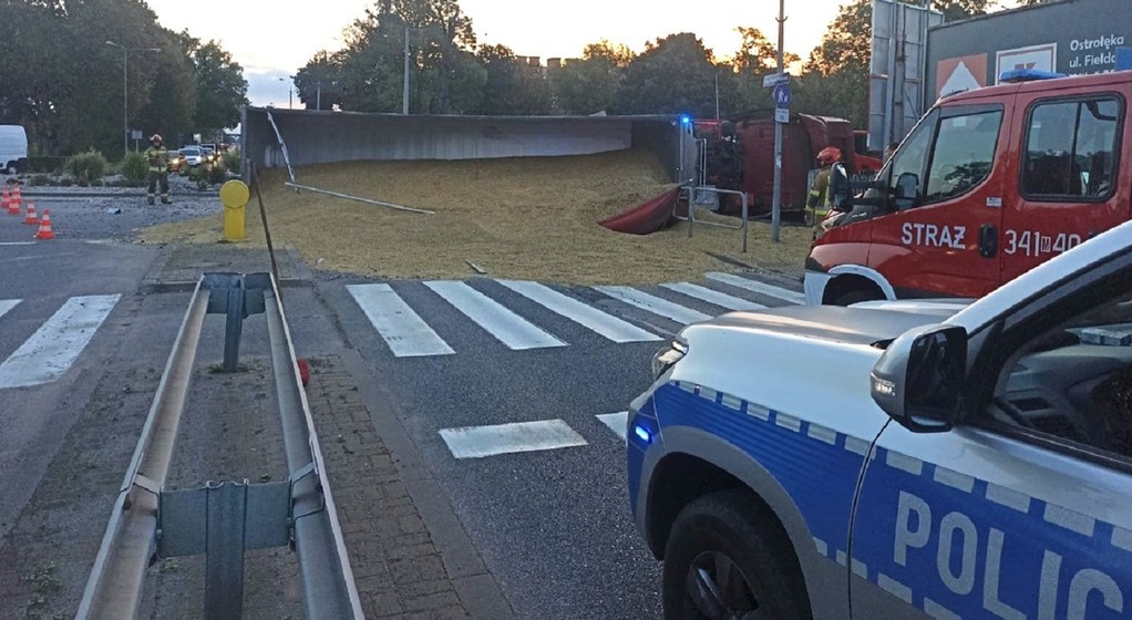 20 ton zboża zasypało rondo w Ostrołęce