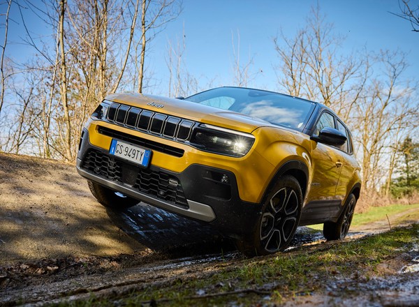 Ile kosztuje Jeep z Polski? Są nowe, tańsze silniki. Prześwietlamy cennik