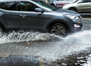 Uwaga, nawałnice. Co robić, jeśli ulewa złapie nas podczas jazdy?