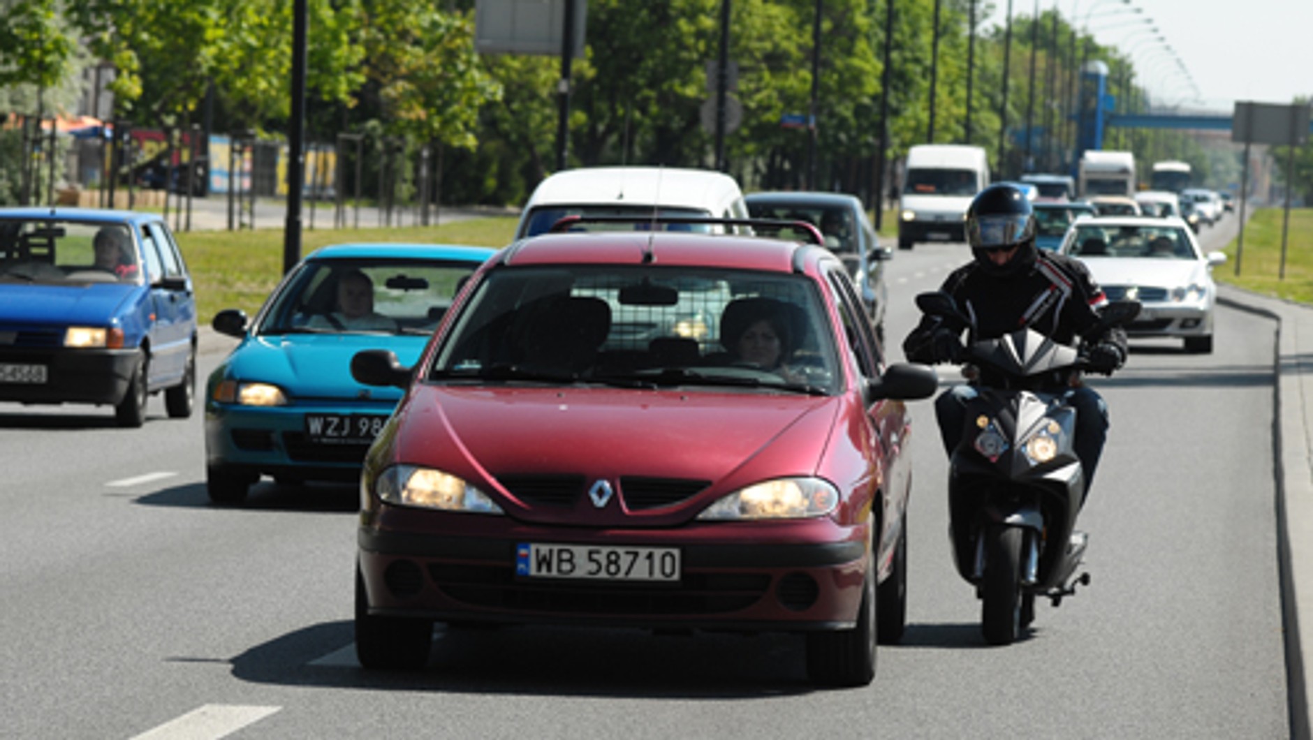 Jak bezpiecznie jeździć motorowerem? Czyli myślenie jednym śladem