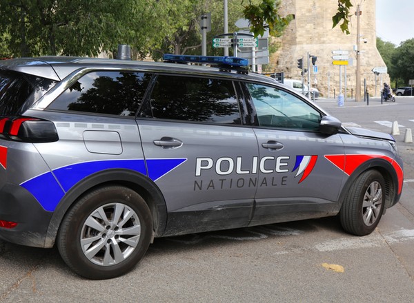 Nastolatek aresztowany za ucieczkę kradzionym samochodem