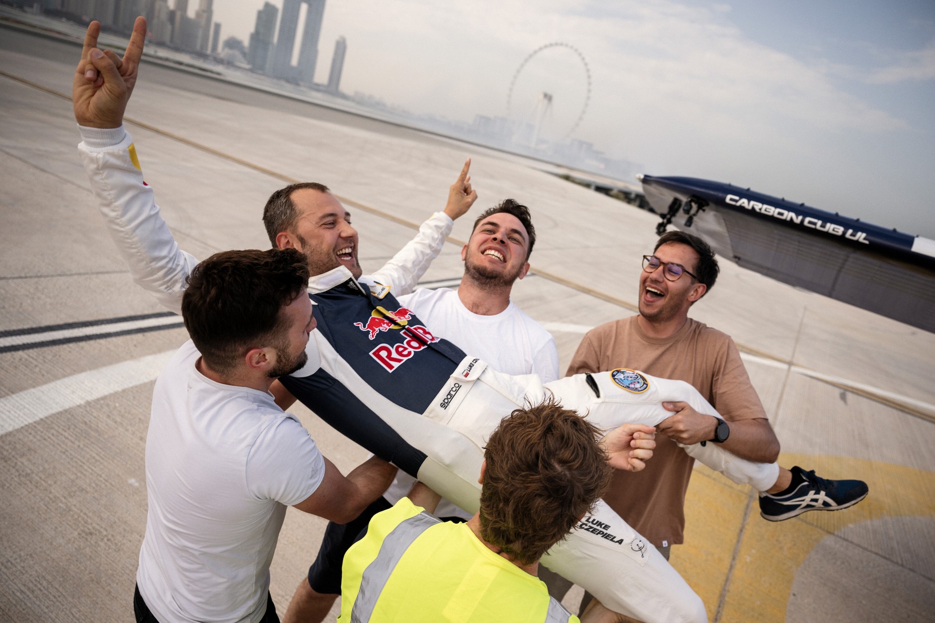 Łukasz Czepiela wylądował samolotem na lotnisku dla helikopterów