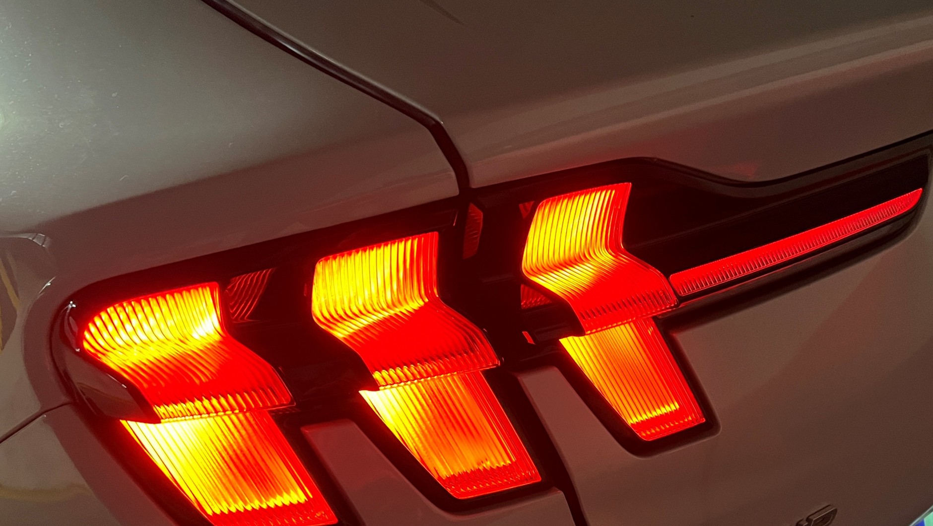 Ford Mustang Mach-E: typowe dla Mustangów potrójne pionowe tylne światła