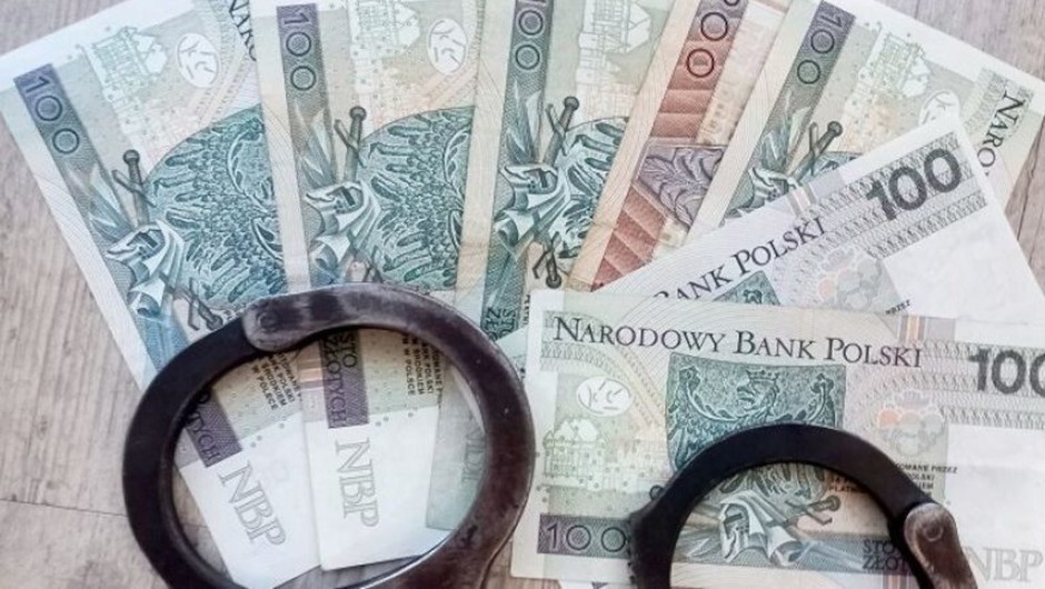 Obraz pochodzący z serwisu https://mokotow.policja.gov.pl/r2/aktualnosci/130552,Szeptem-probowal-przekupic-policjantow.html