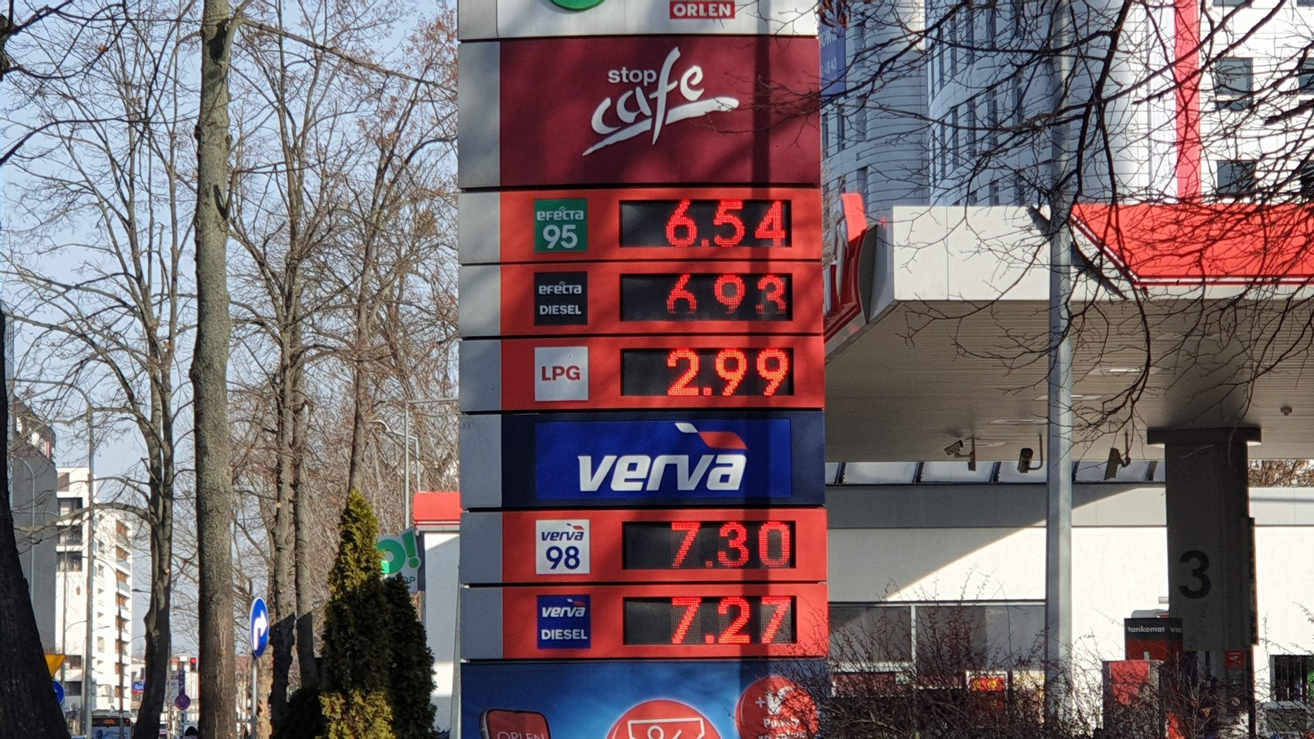 Aktualne ceny na jednej z warszawskich stacji paliw