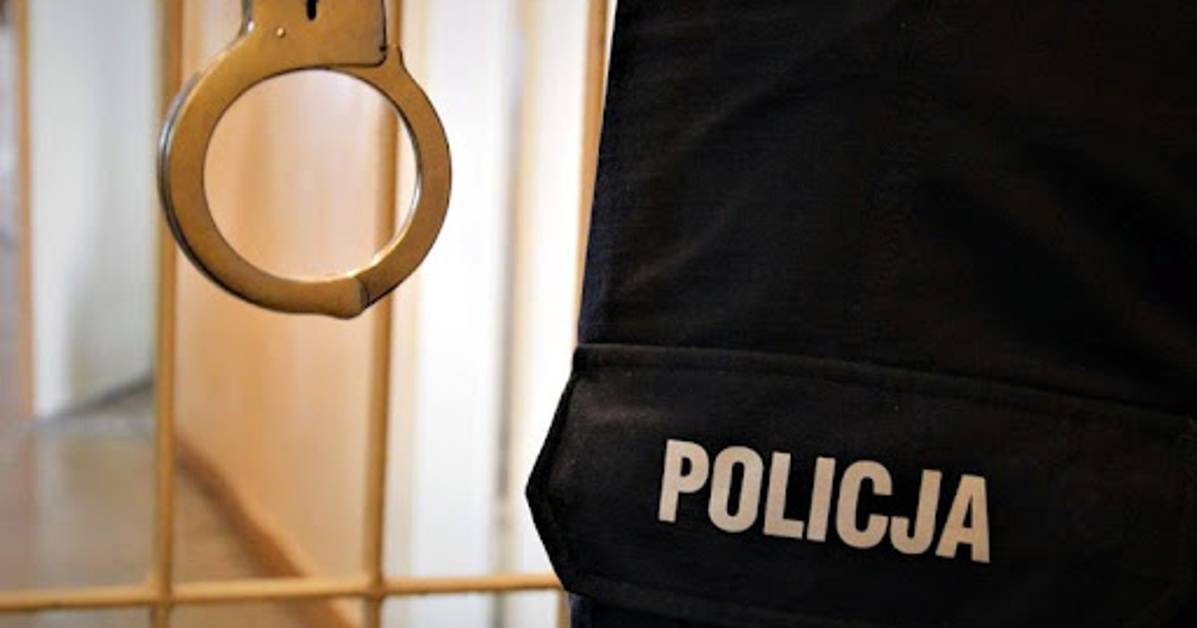 Obraz pochodzący z serwisu https://mazowiecka.policja.gov.pl/ra/aktualnosci/aktualnosci/98712,Pasazer-mazdy-byl-poszukiwany-Po-poscigu-zostal-zatrzymany.html