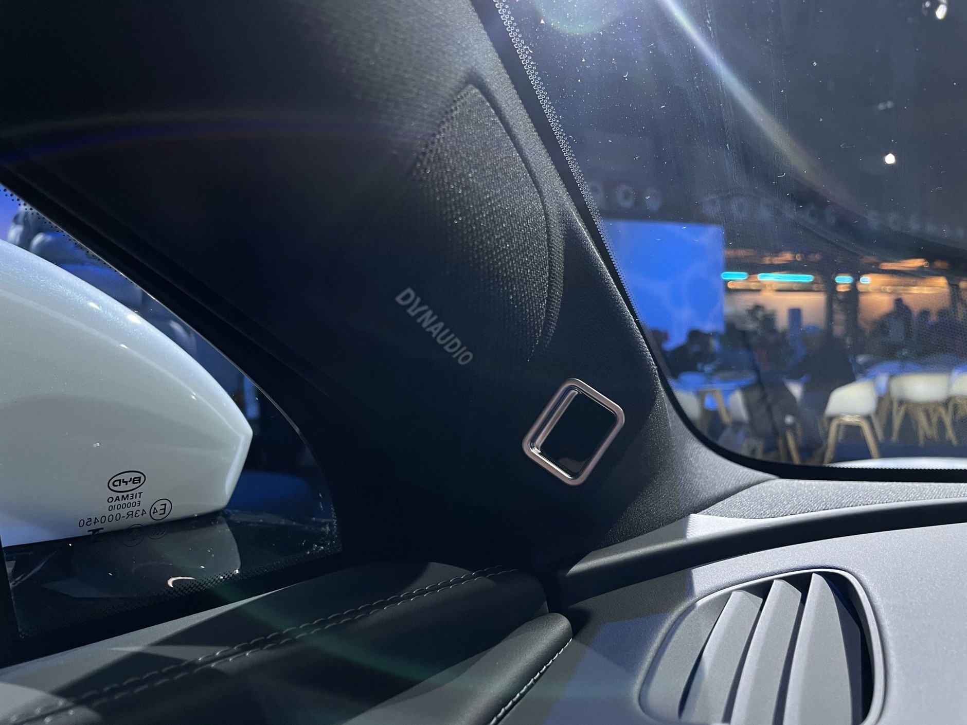 Kamera śledząca kierowcę i jeden z głośników Dynaudio