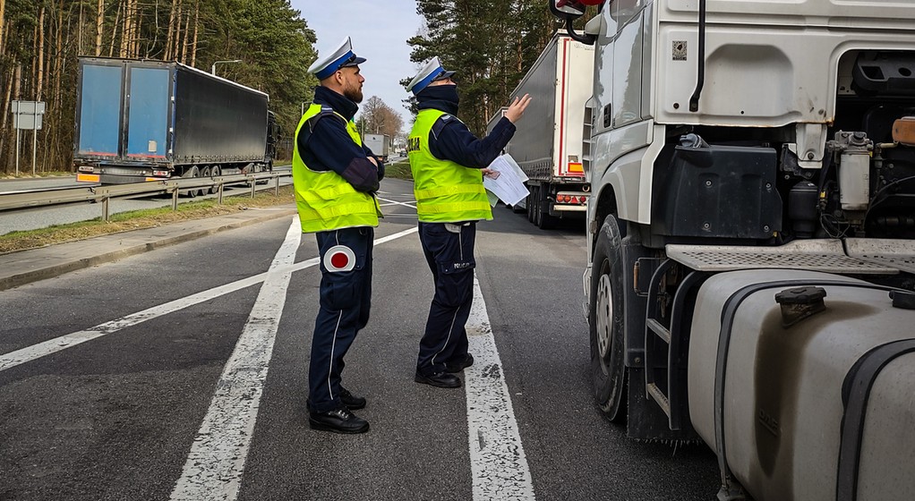 Za gapiostwo czterech kierowców TIR-ów dostało surowy mandat
