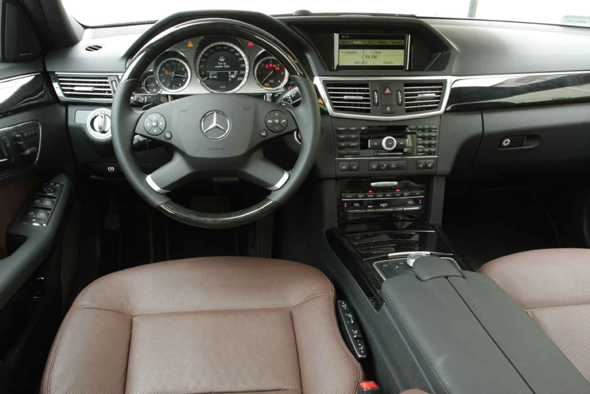 Mercedes E 350 CDI: Drogo, ale bezpiecznie i luksusowo