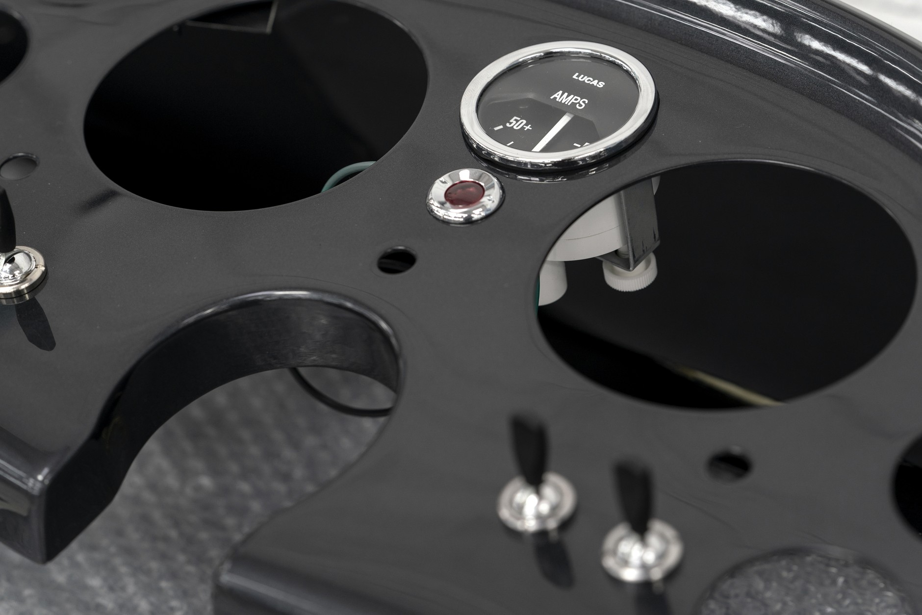 Aston Martin DB5 – najsłynniejsze auto Bonda – znów w produkcji