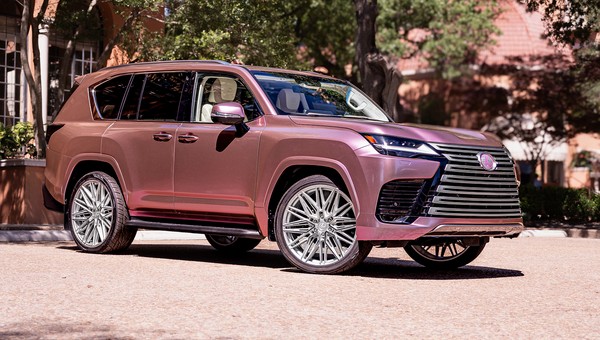 Ten SUV Lexusa jest różowy i ma suszarkę w standardzie. Nie, nie oszaleli