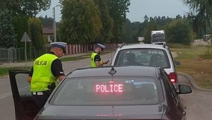 Mrugał światłami, ostrzegając przed kontrolą. Trafił na nieoznakowany radiowóz