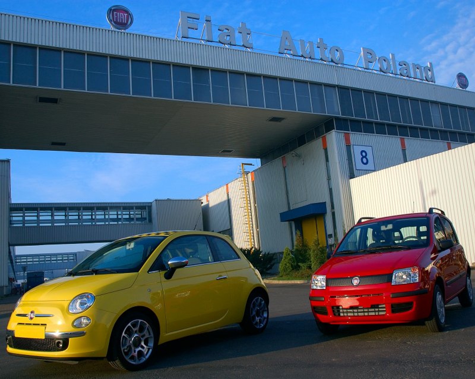 Fiaty 500 i Panda przed bramą ówczesnego zakładu Fiat Auto Poland w Tychach