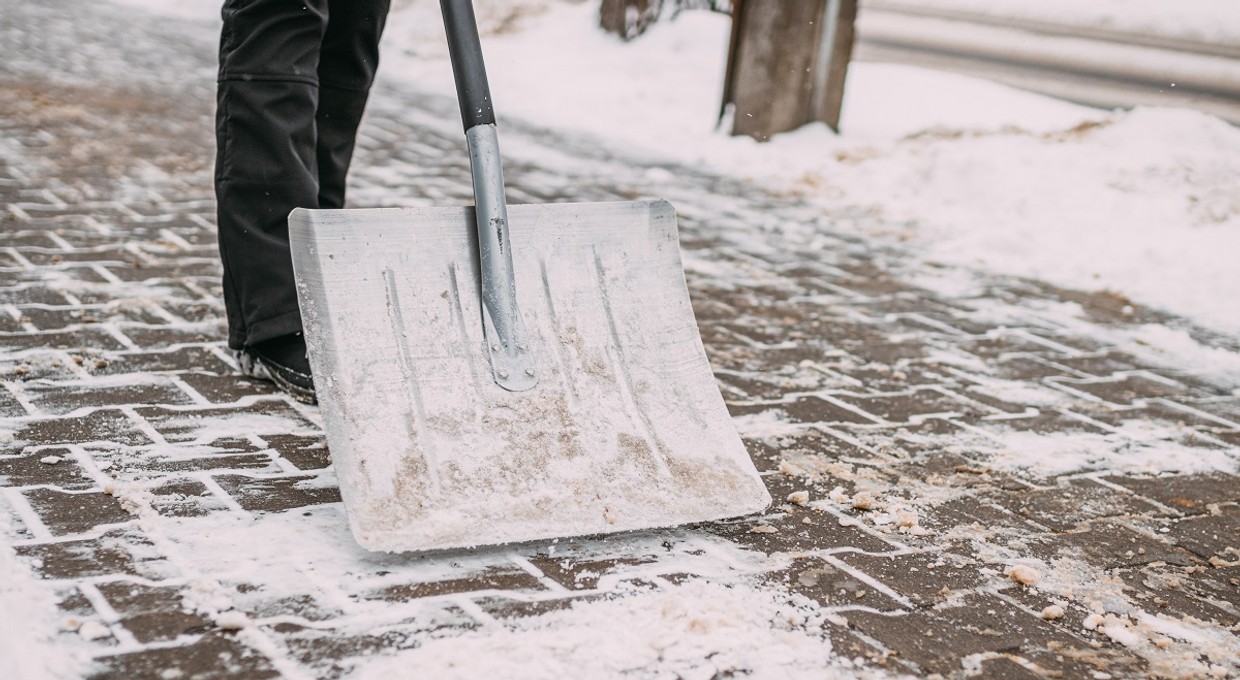 Kto powinien odśnieżyć chodnik? Unikniesz mandatu lub płacenia odszkodowania