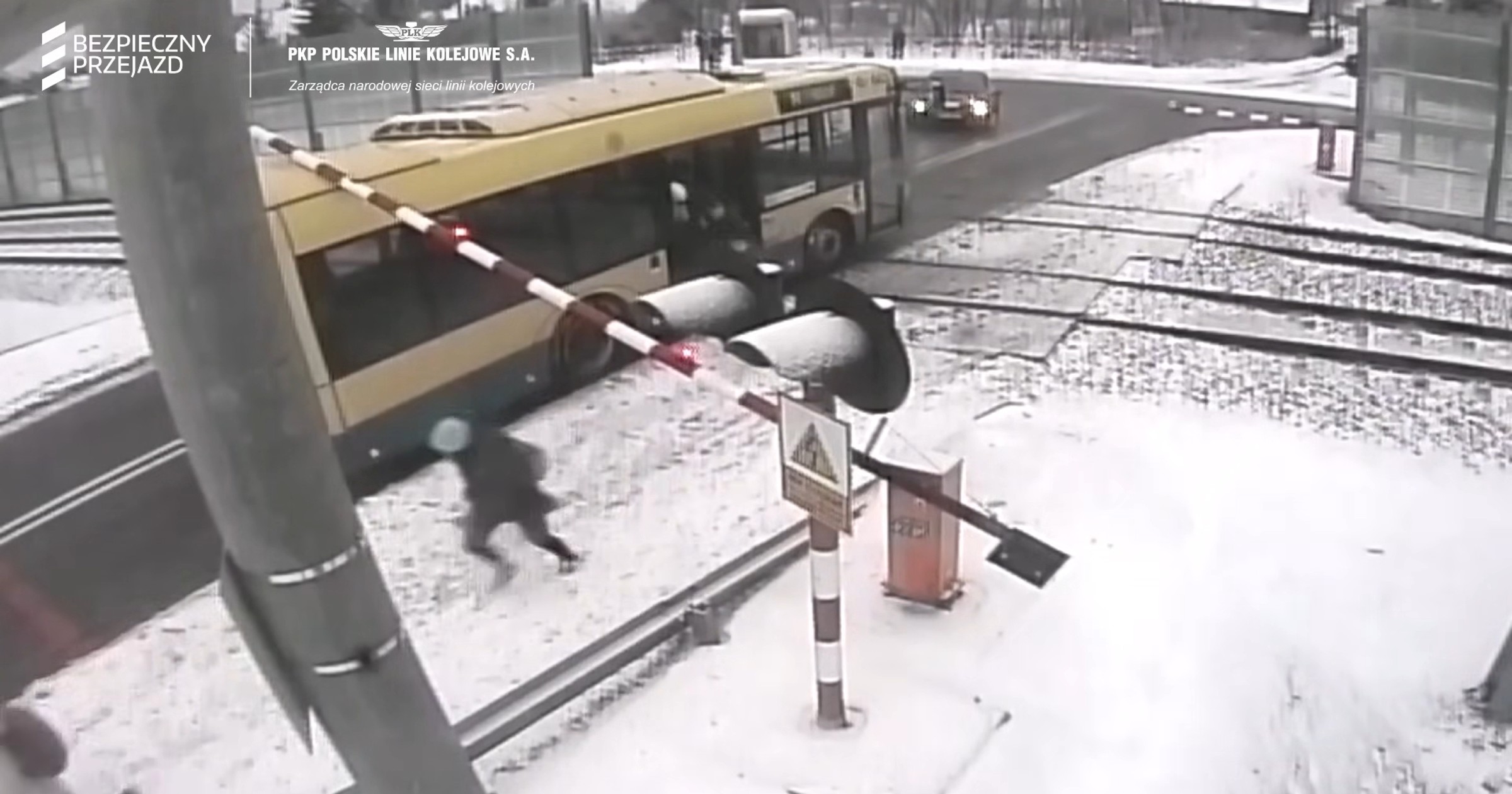 Autobus zatrzymał się na środku zamkniętego przejazdu