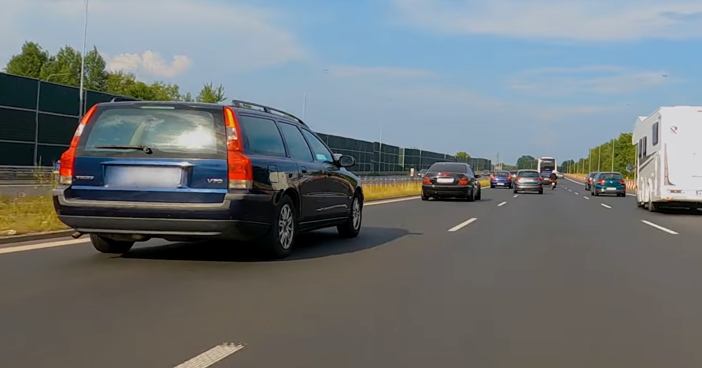 Niebezpieczna i nieprzepisowa jazda na zderzaku