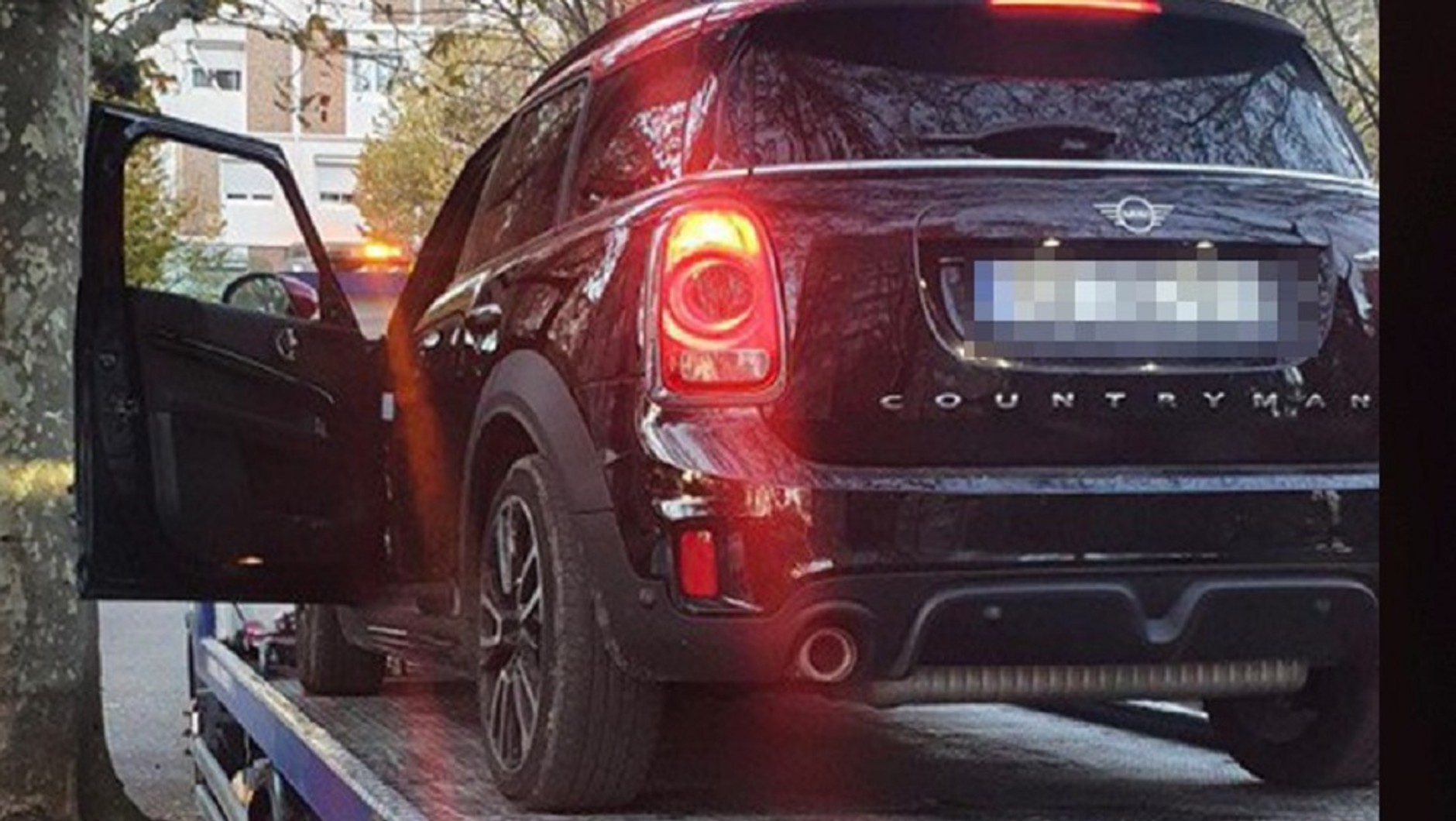 Odzyskane Mini Countryman JCW na lawecie.