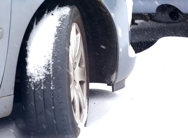 Obowiązku nie ma, ale... czy za jazdę na letnich oponach zimą nic nie grozi? Nie do końca