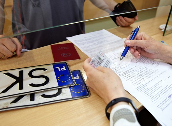 Przerejestrowanie samochodu bez zmiany tablic. Ministerstwo opublikowało projekty rozporządzeń