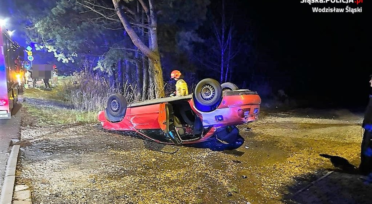 Policjanci zobaczyli Audi leżące na dachu. Nie wystawili mandatu