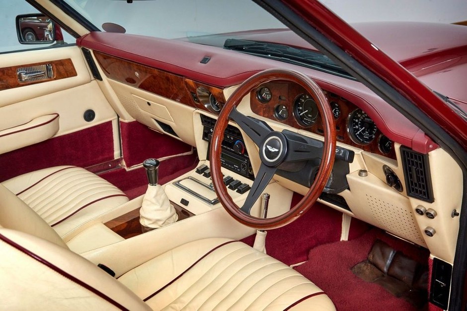 Aston Martin V8 Ventage Volante należący do Davida Beckhama