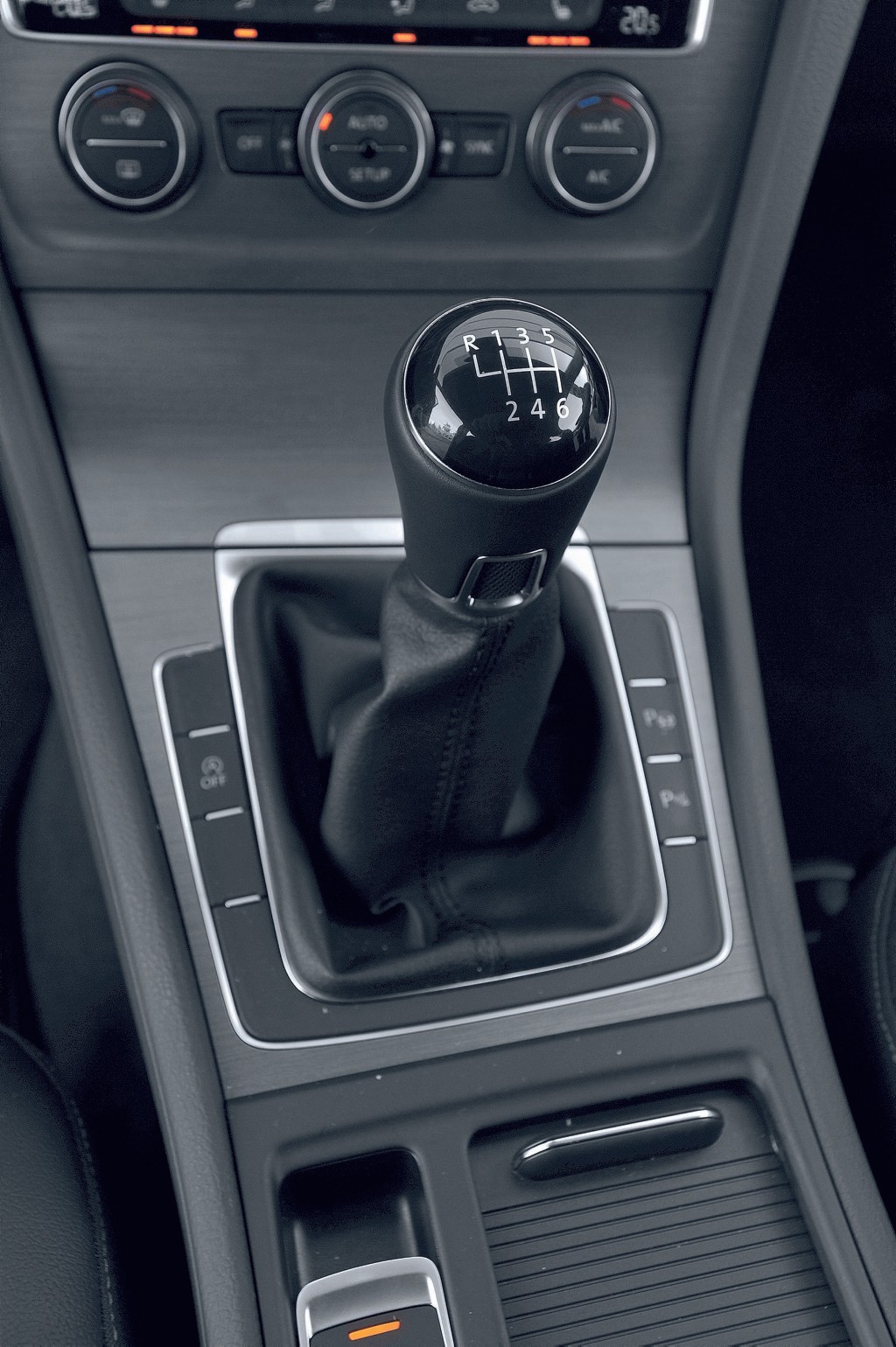 Przed włączeniem biegu wstecznego najlepiej całkowicie zatrzymać samochód.