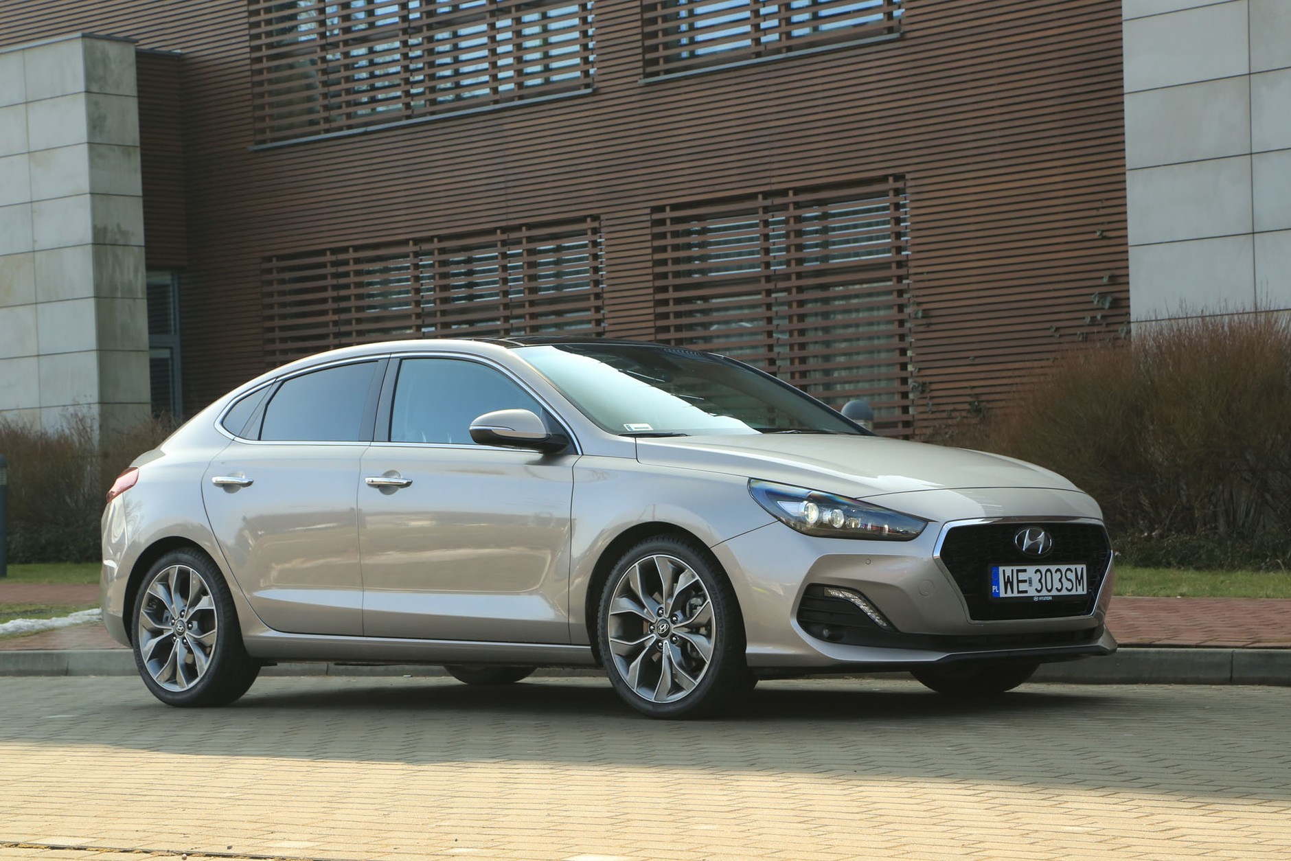 Hyundai i30 Fastback 1.4 T-GDI DCT - kompakt z ambicjami do klasy premium