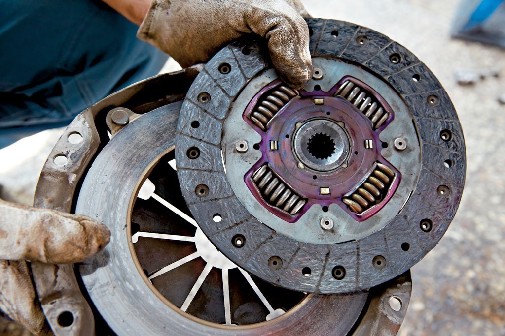 Tarcza sprzęgła, nie jest tak delikatna, jak mogłoby się wydawać. Nieumiejętne operowanie pedałem gazu może je jednak stosunkowo szybko zniszczyć