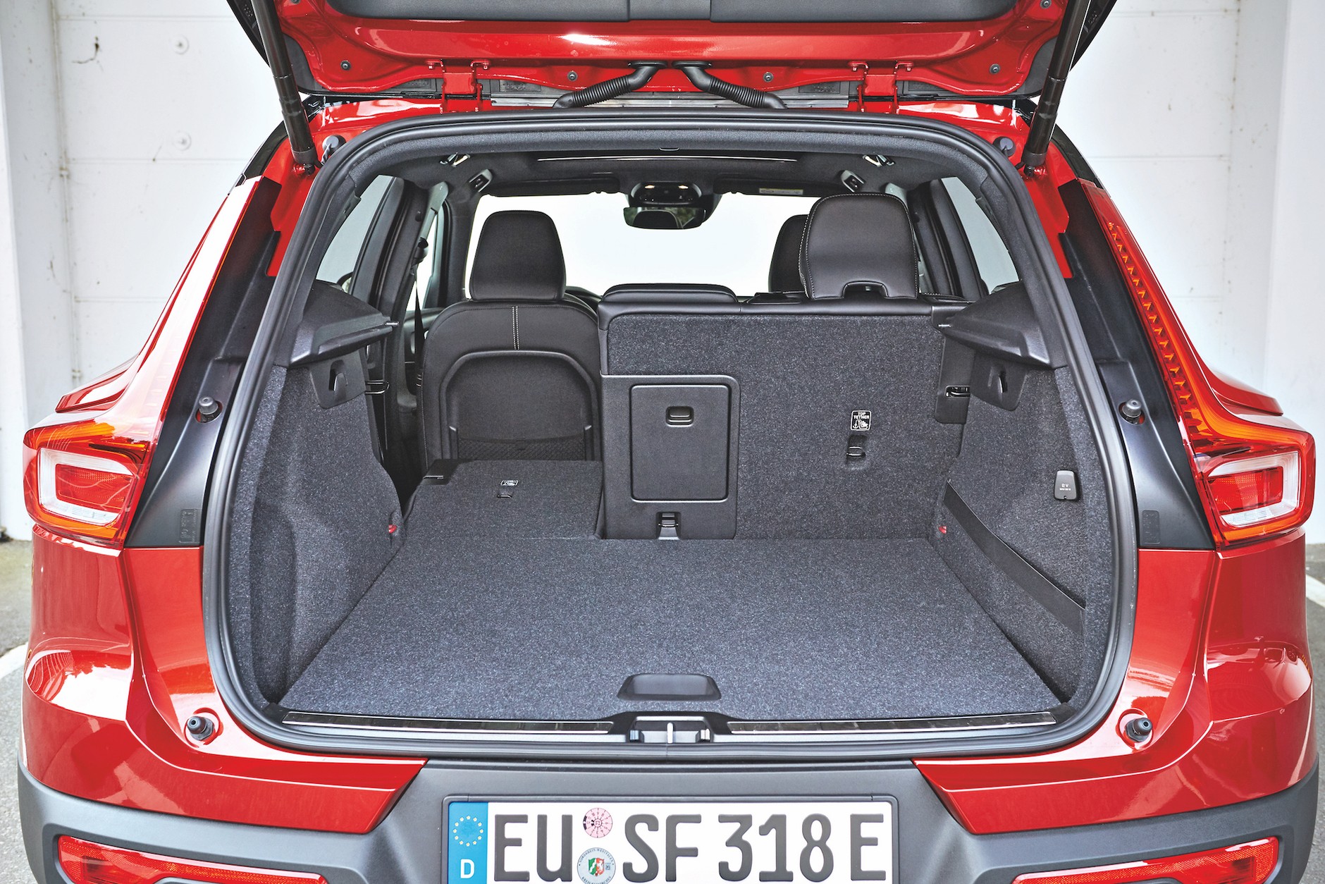 Porównanie hybrydowych SUVów: Mercedes GLA 250e kontra Volvo XC40 Recharge T4