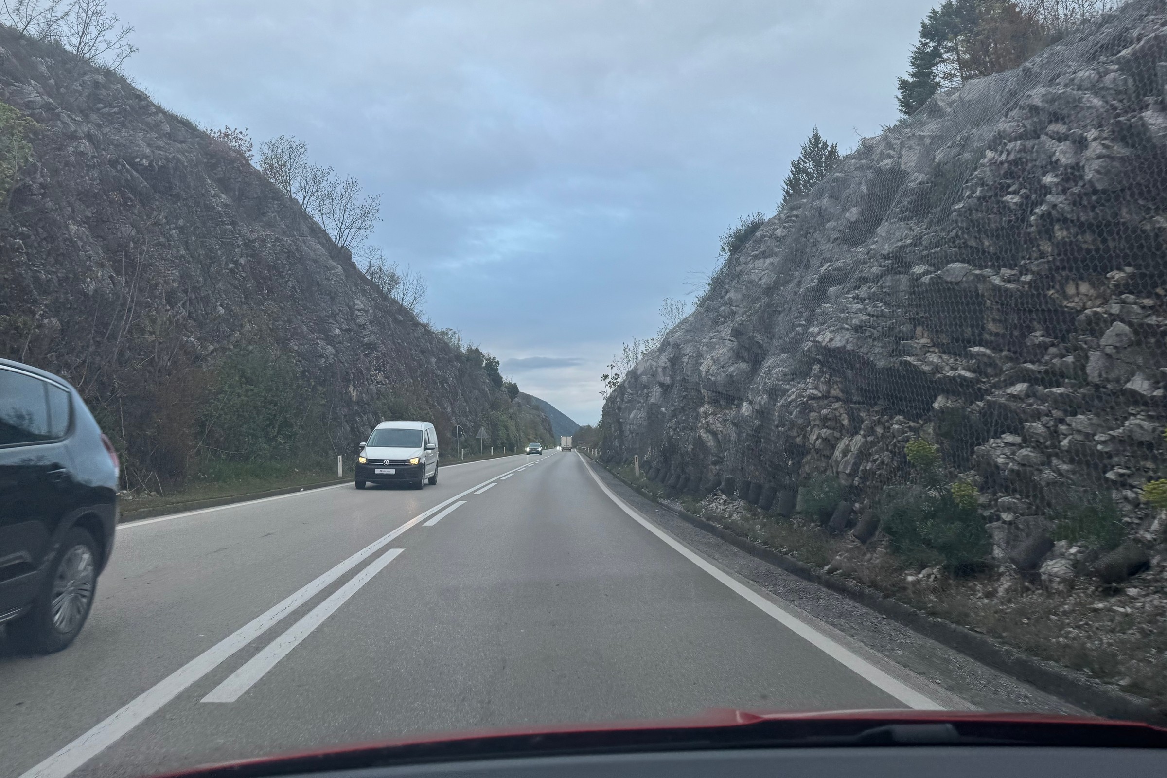 Pokonywanie zakrętów w górach to wyzwanie. Wtedy powinno się używać klaksonu, a nie w mieście