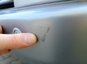 Nieświadomie zarysował samochód na parkingu i odjechał. Pan Kazimierz nie spodziewał się, co go czeka