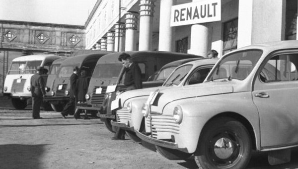 Stoisko Renault na Miedzynarodowych Targach Poznanskich 1948 r.