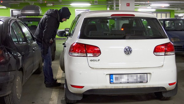 Kradną z aut element za kilka tysięcy złotych. Zajmuje im to kilkanaście sekund i nie ma obrony
