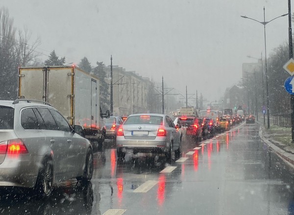 Uwaga kierowcy. IMGW ostrzega przed gołoledzią, silnym wiatrem i roztopami