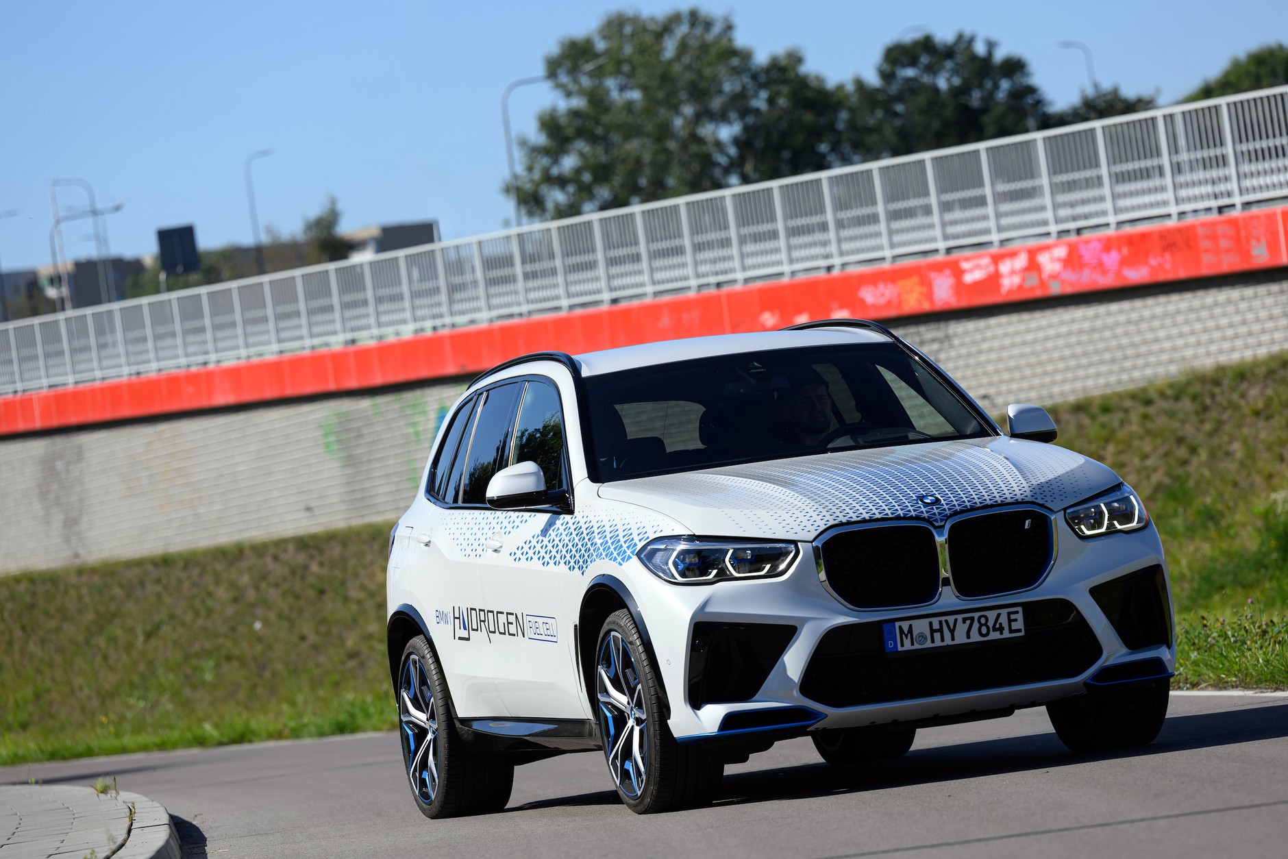 BMW iX5 Hydrogen jeździ prawie tak samo jak spalinowe X5