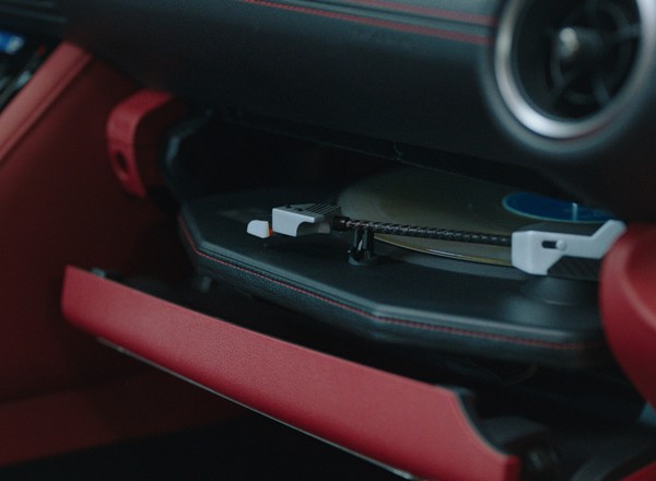 Lexus stawia na gramofon. Winyle w nowym IS