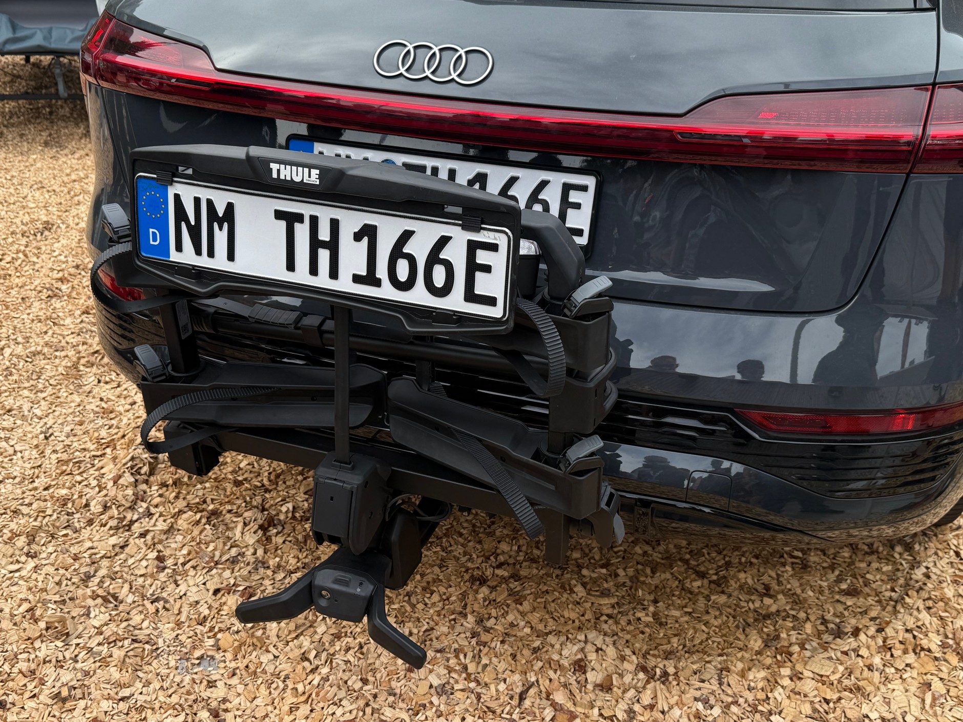 Po zdjęciu rowerów i podniesieniu bagażnika do pionu, auto jest wydłużone tylko nieznacznie. Ponieważ nie zasłania on świateł, można odłączyć go od instalacji haka i "odzyskać" kamerę cofania