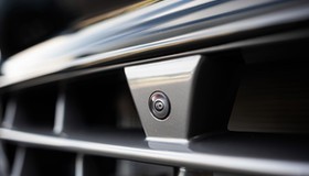 Typowa kamera przednia samochodu: zasadniczo służy do pomocy przy parkowaniu, ale potrafi też stale monitorować otoczenie